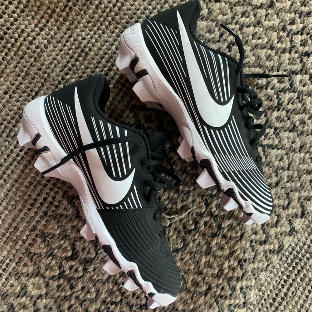 Nike 4y softball cleats